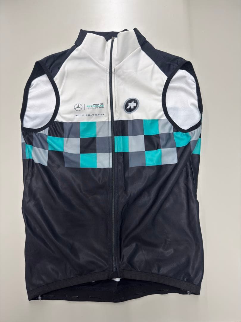 13日で出品終了　ASSOS MERCEDES AMG PETRONAS ジレ