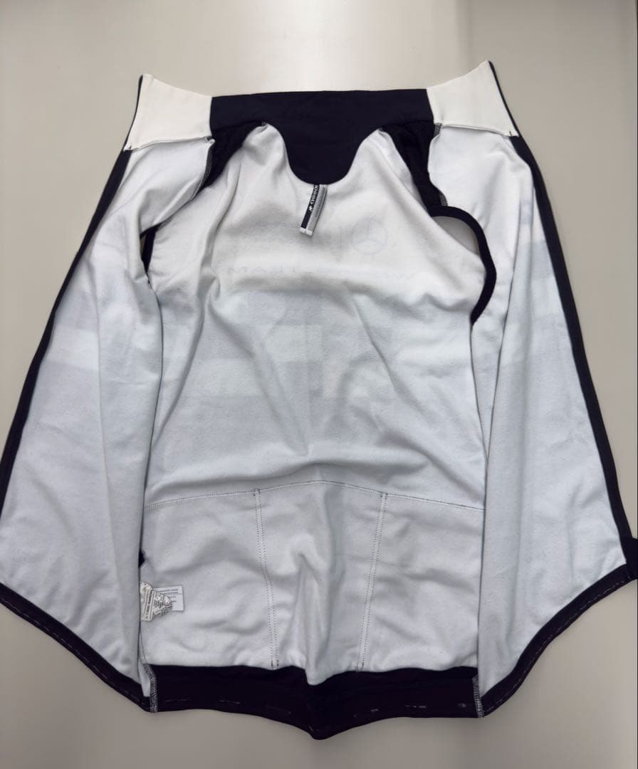 13日で出品終了　ASSOS MERCEDES AMG PETRONAS ジレ