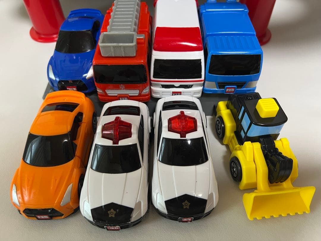 2WAYでなが～くあそべる はじめてトミカ ちゅうしゃじょうセット　車8台