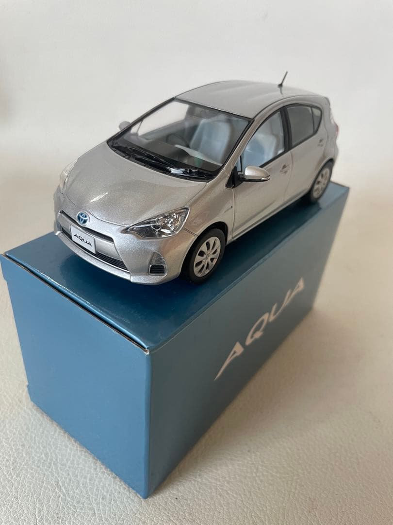 トヨタ アクア NHP10 前期 ミニカー ③ 1F7 シルバーメタリック