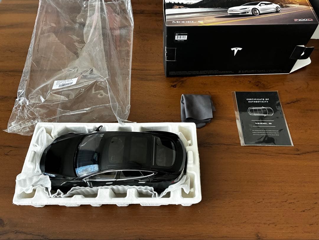 テスラ ミニカー Model S モデルS 1:18