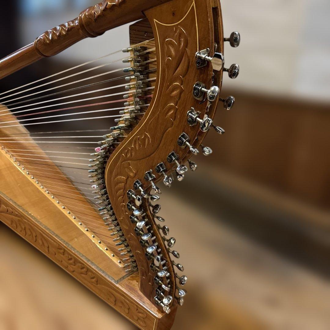 アルパ半音階レバー付き木製ハープ 複数弦 彫刻入り