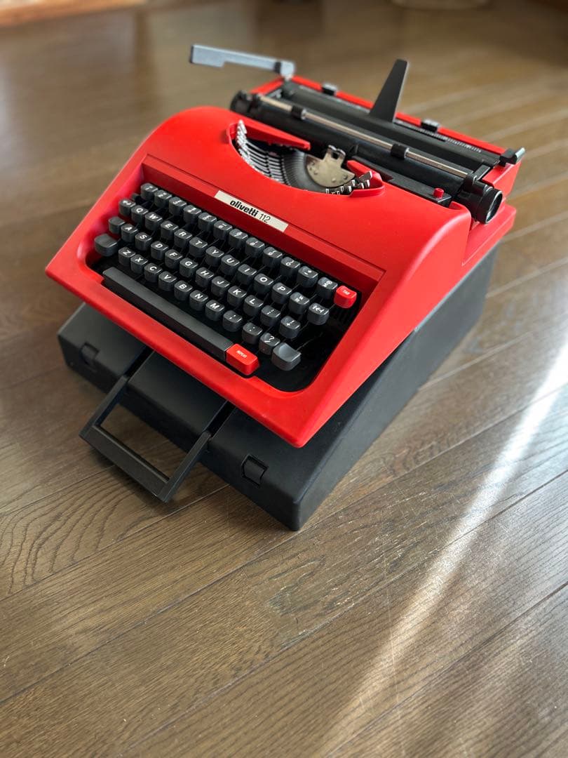 Olivetti 112タイプライター 赤