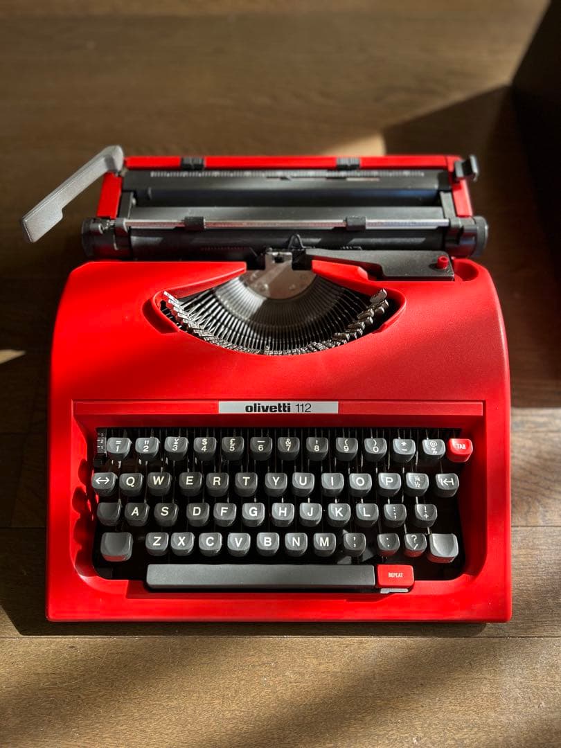Olivetti 112タイプライター 赤