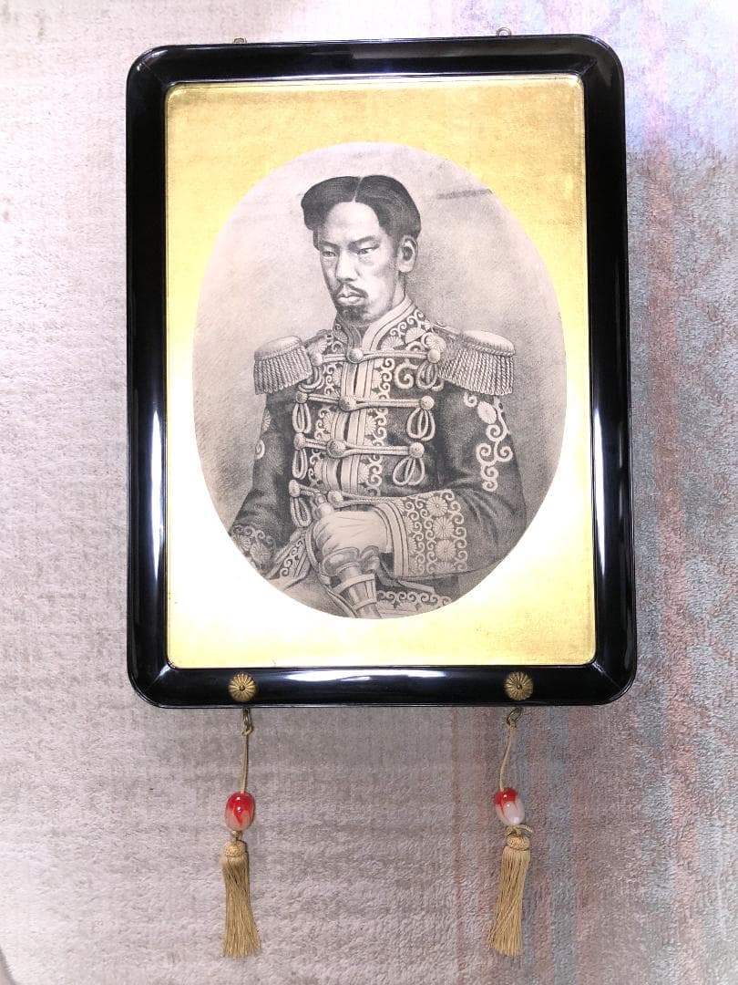 【 明治天皇御真影 】　木彫漆額　72×53ｃｍ　明治廿八年乙未　桐箱入り