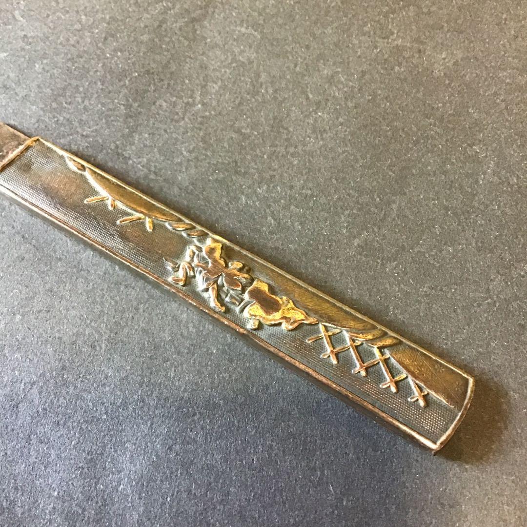 小柄　銅地魚子地　色絵高彫象嵌　穂刀在銘　　　　　書鍔箱