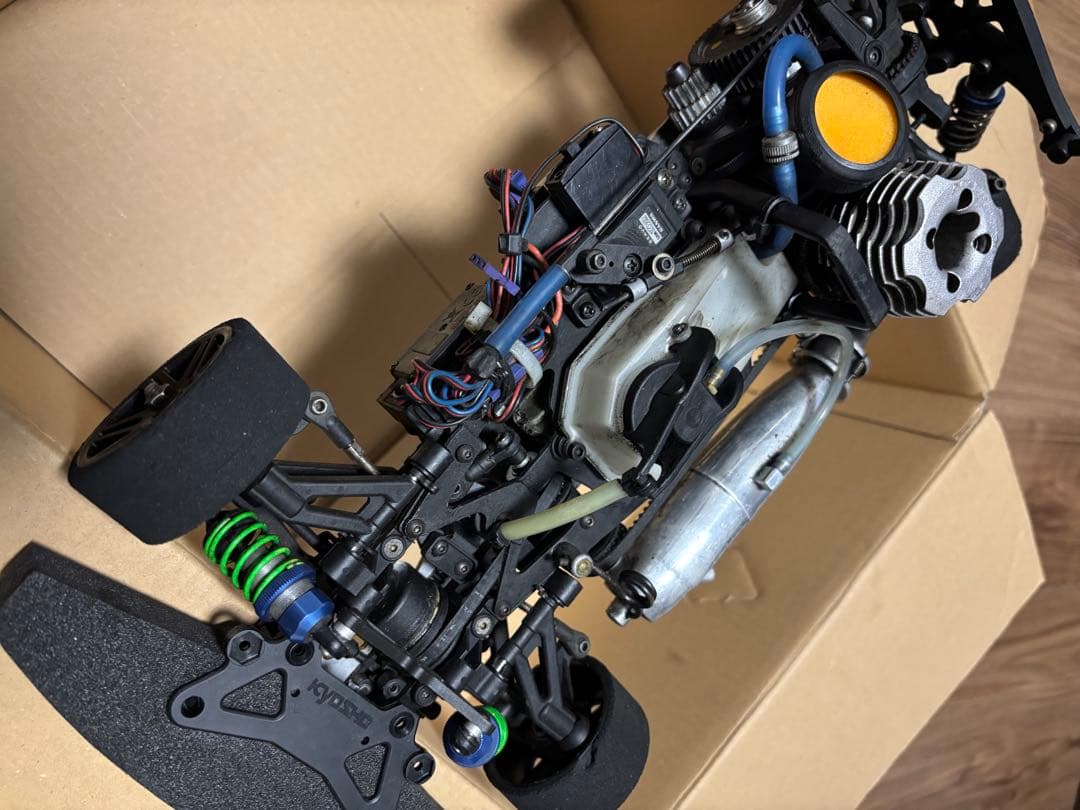 京商　エンジンラジコンカー