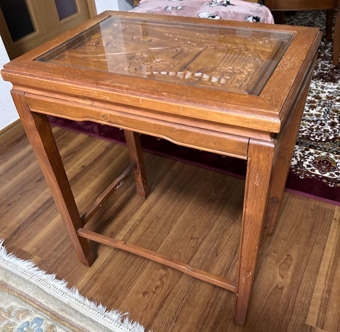 美品　ガラス　伝統的な木彫り細工が施されたローテーブル　アジアン家具ビンテージ