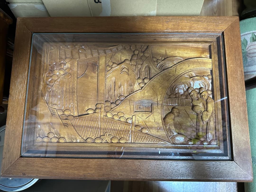 美品　ガラス　伝統的な木彫り細工が施されたローテーブル　アジアン家具ビンテージ