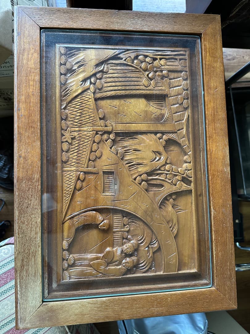 美品　ガラス　伝統的な木彫り細工が施されたローテーブル　アジアン家具ビンテージ