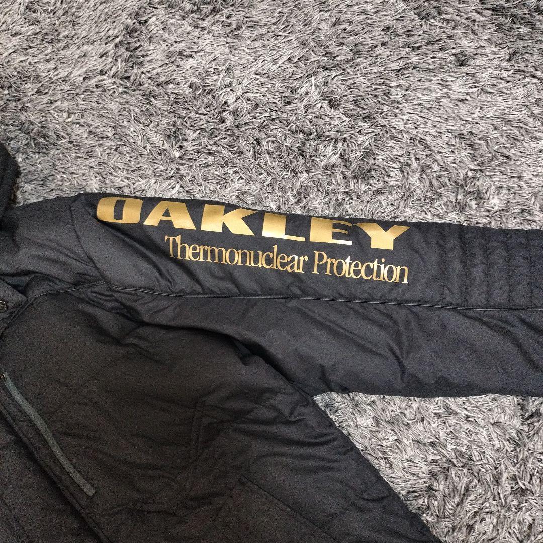 新品、未使用　Oakley フード付きブラックジャケット　中綿