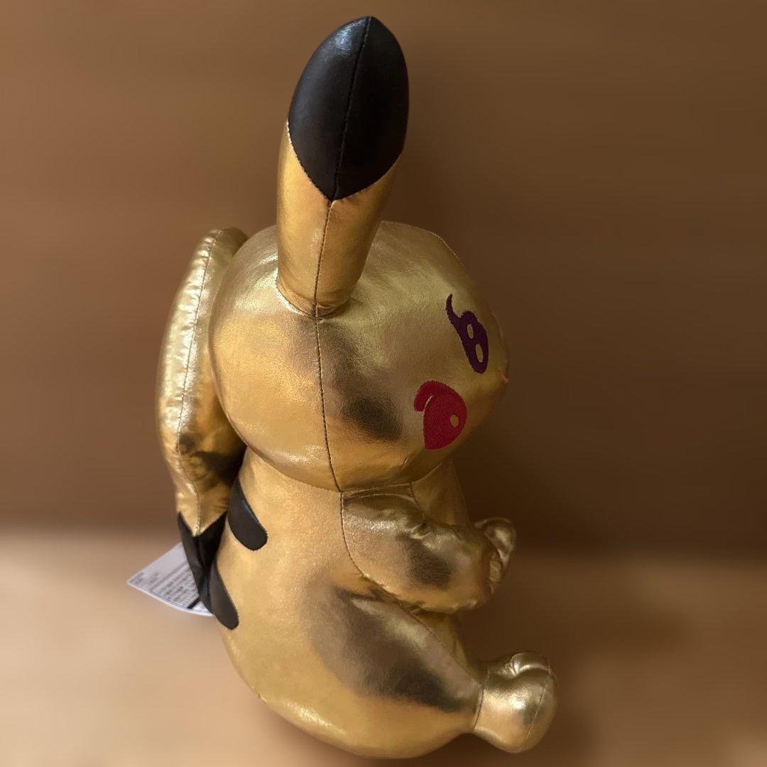 「シュウ ウエムラ × ピカチュウ」コラボぬいぐるみ（未使用・タグ付き）