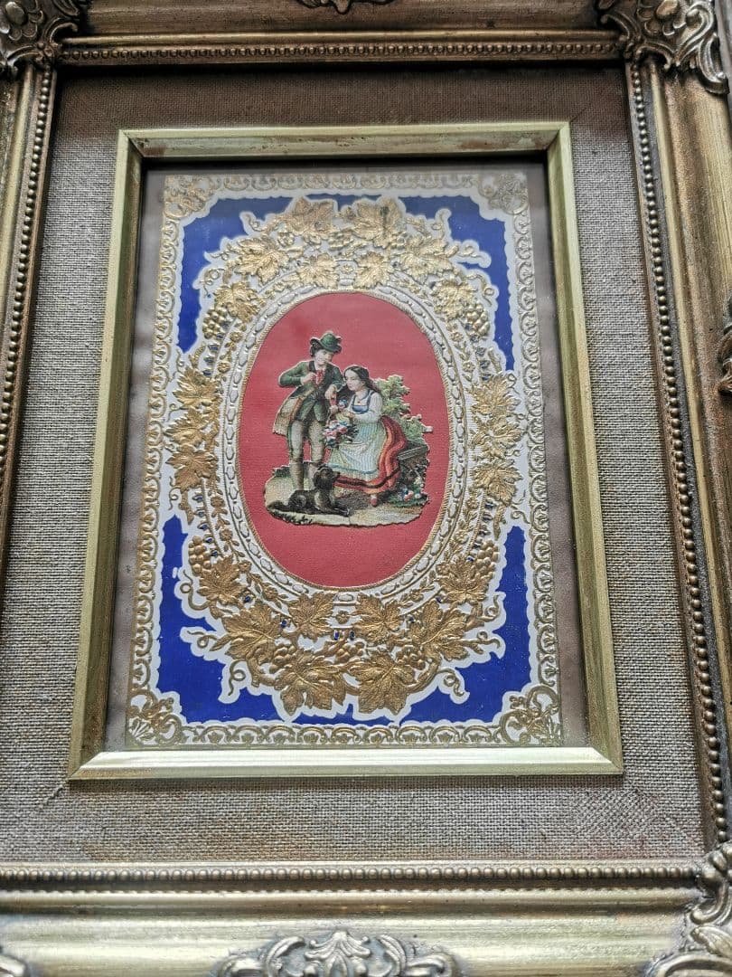 アンティーク 薔薇の花籠を持つカップルと犬 エンボス金彩 麻布ガラス金彩フレーム
