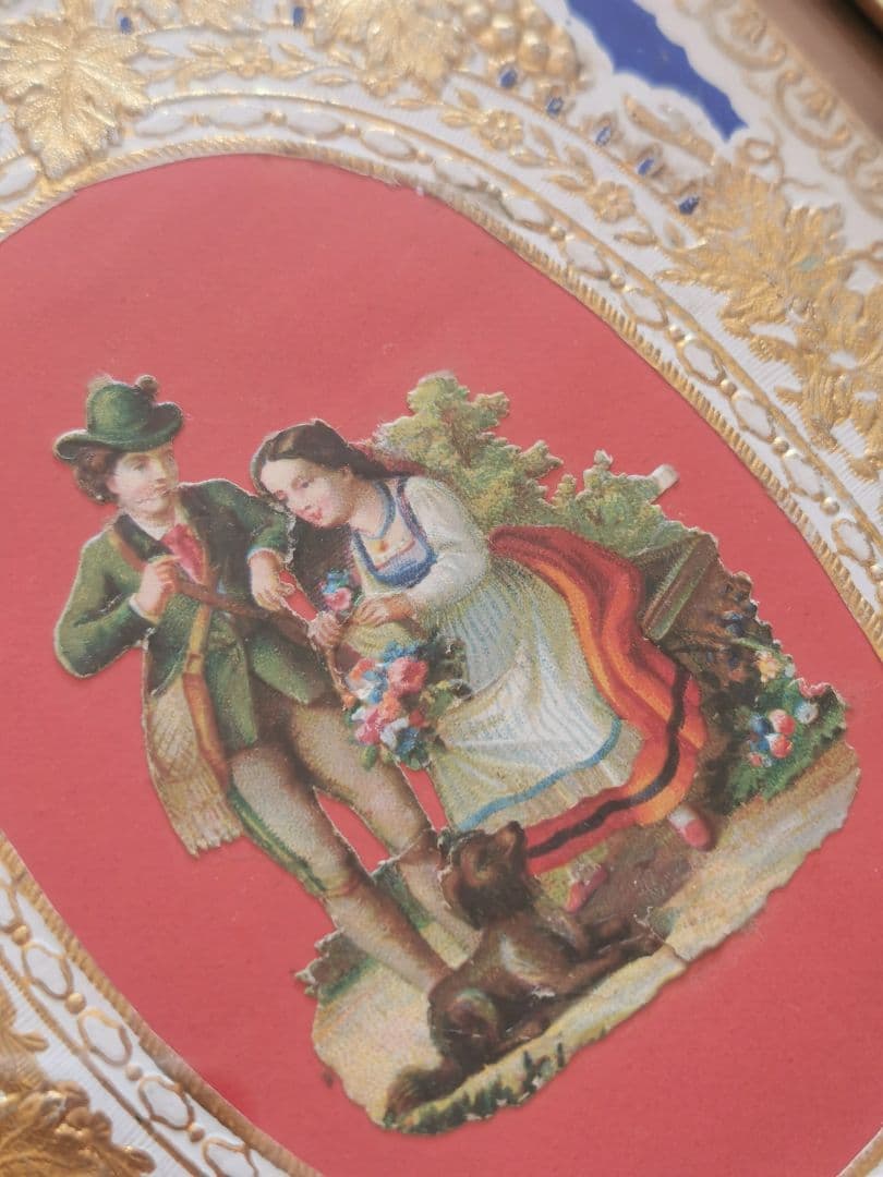 アンティーク 薔薇の花籠を持つカップルと犬 エンボス金彩 麻布ガラス金彩フレーム