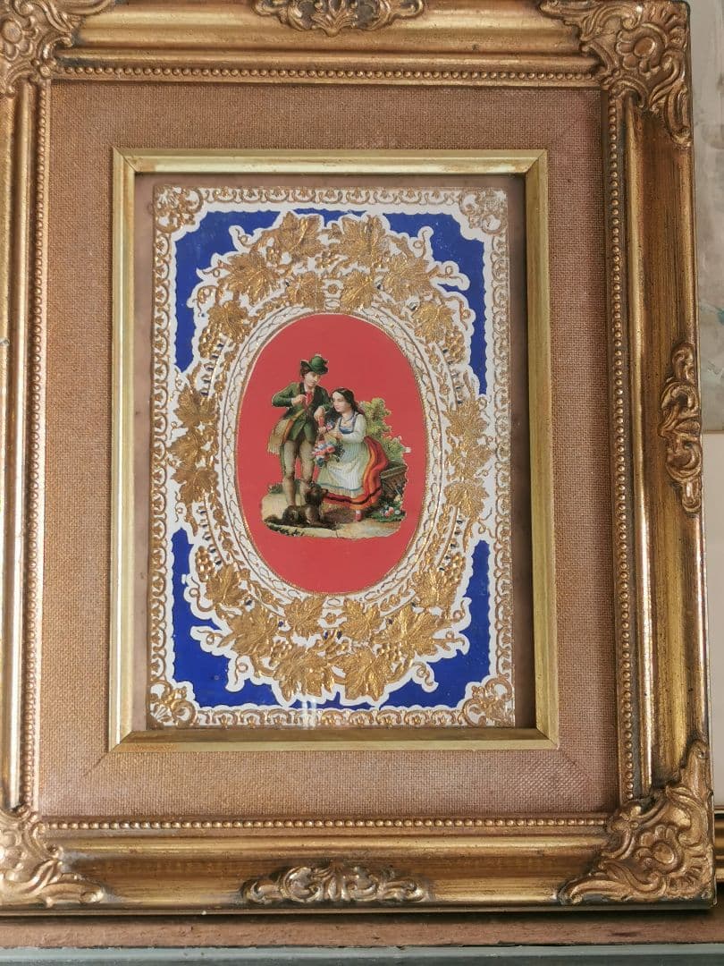 アンティーク 薔薇の花籠を持つカップルと犬 エンボス金彩 麻布ガラス金彩フレーム