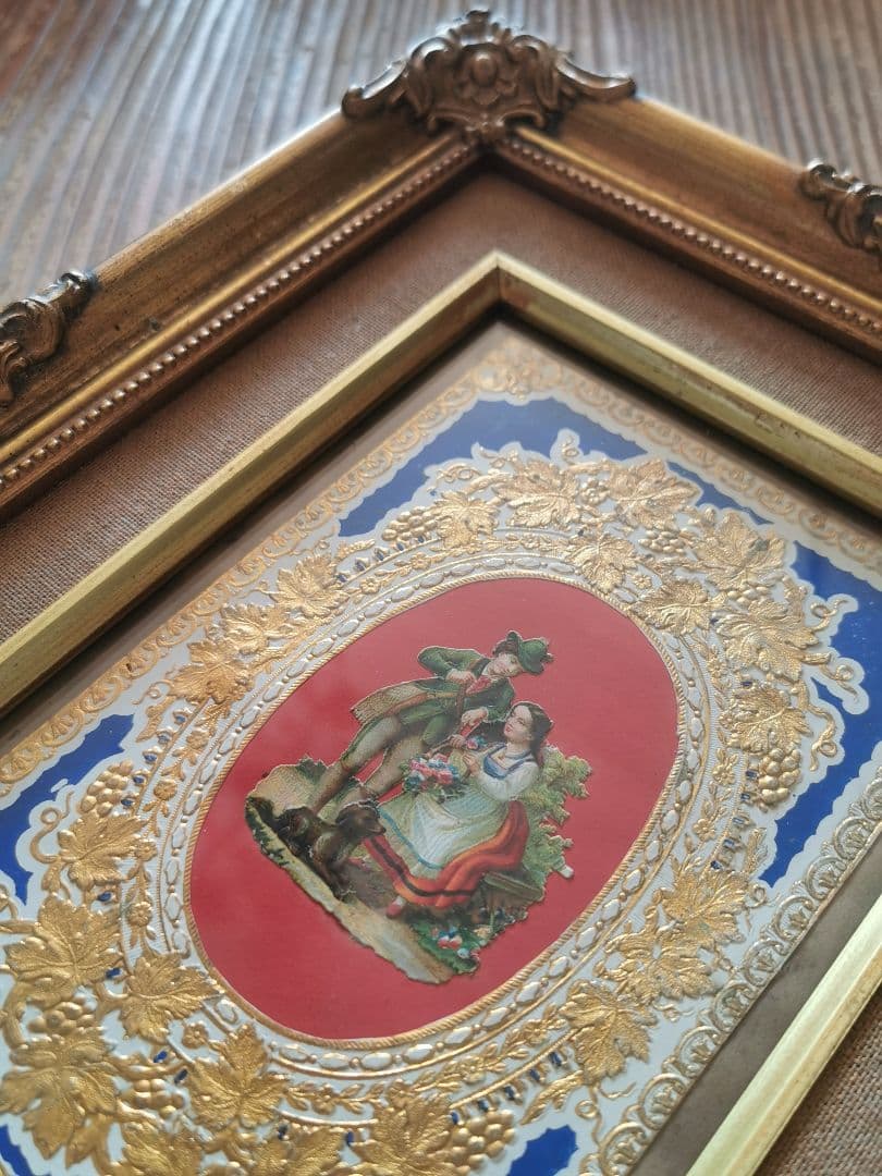 アンティーク 薔薇の花籠を持つカップルと犬 エンボス金彩 麻布ガラス金彩フレーム