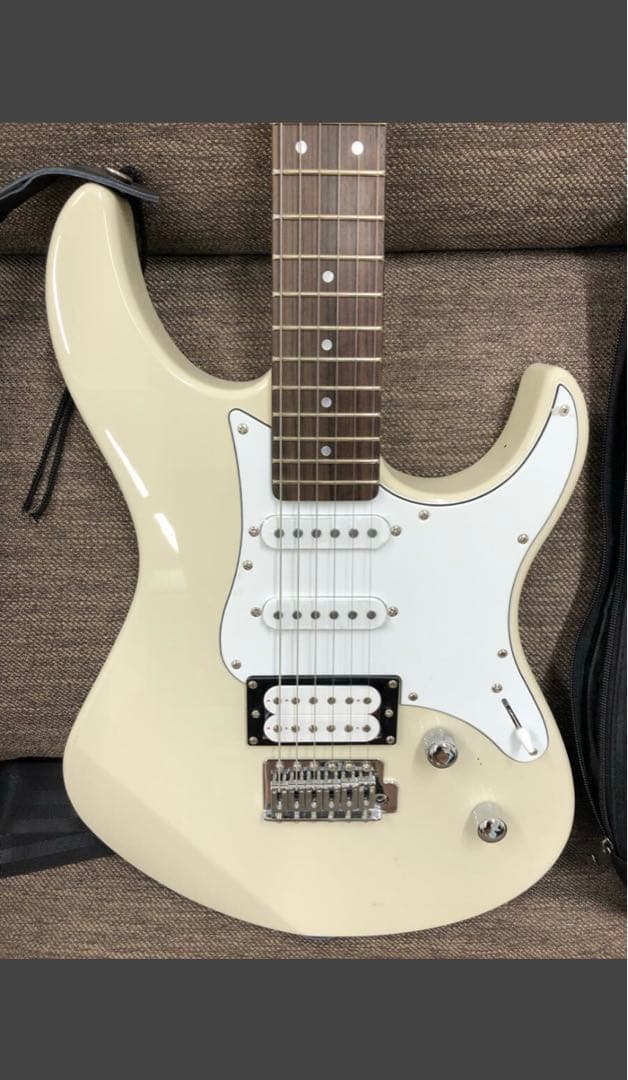 Yamaha Pacific 112vエレキギター アイボリー ギターケース付き