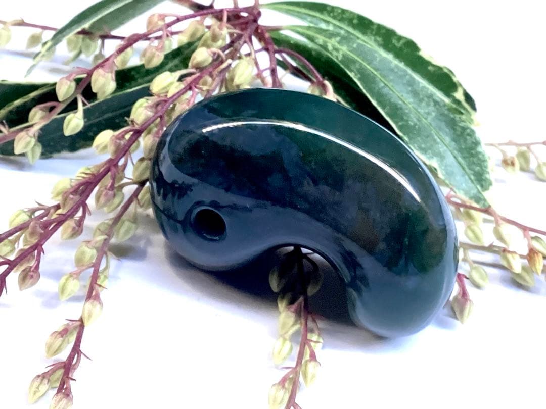出雲青色*碧玉　入手困難な人気の透かし模様勾玉　幸運導く御守り‼️鑑別書付の本物を