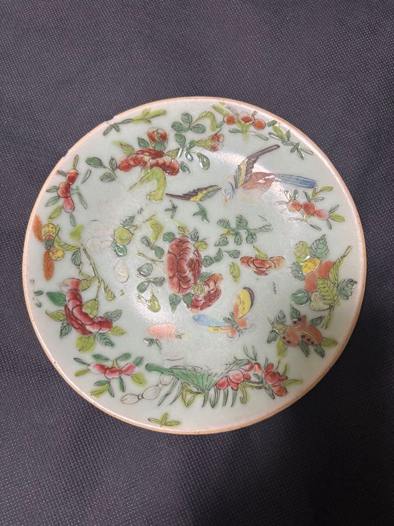 中国古美術品　清の時代　花卉蝶鳥中皿　18cm