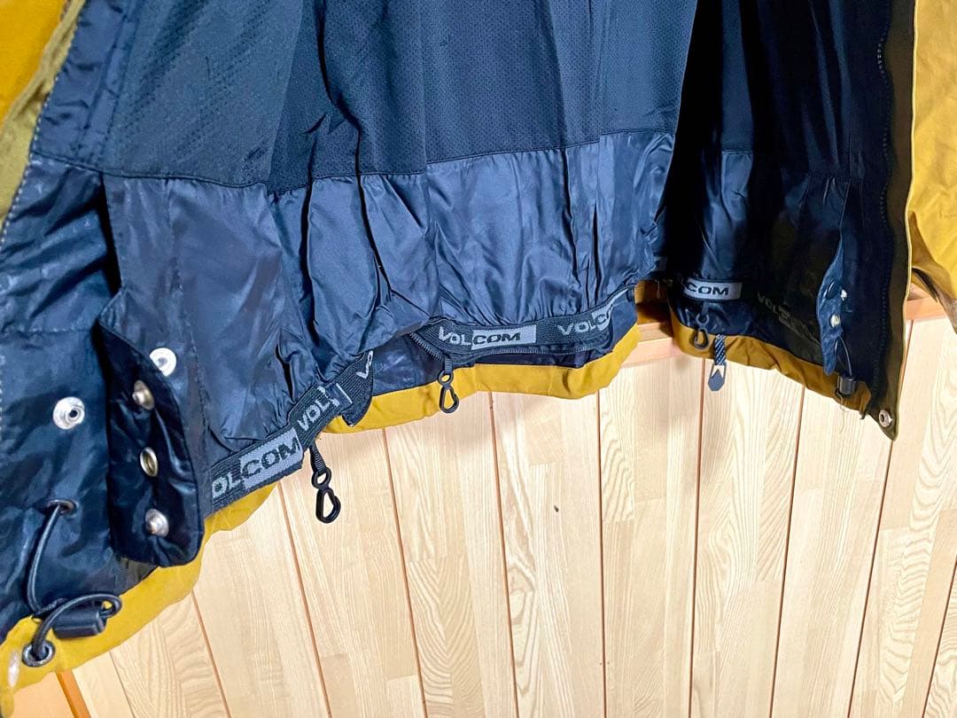 美品⭐︎VOLCOMスノーボードウェアM