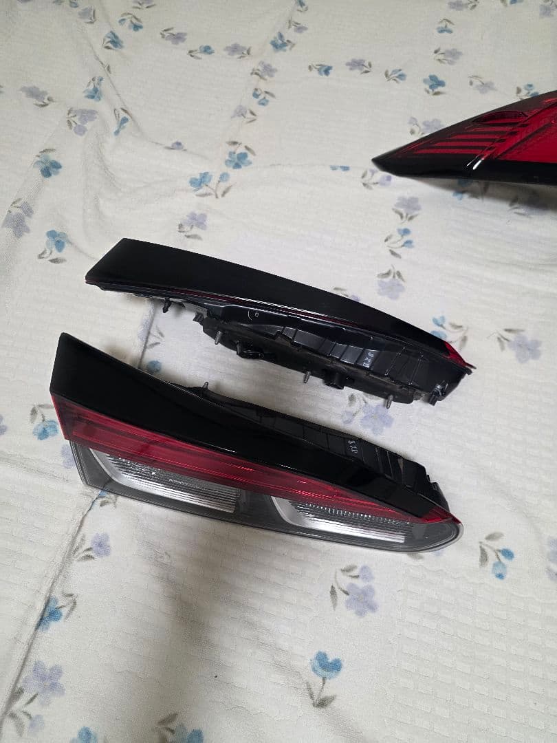TOYOTA　カローラクロス　テールランプ一式