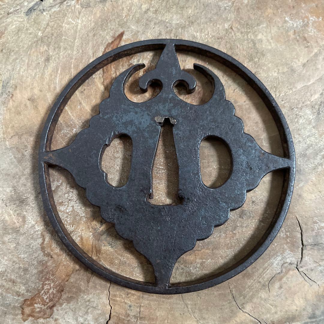 花クルス文鐔　鉄鍔