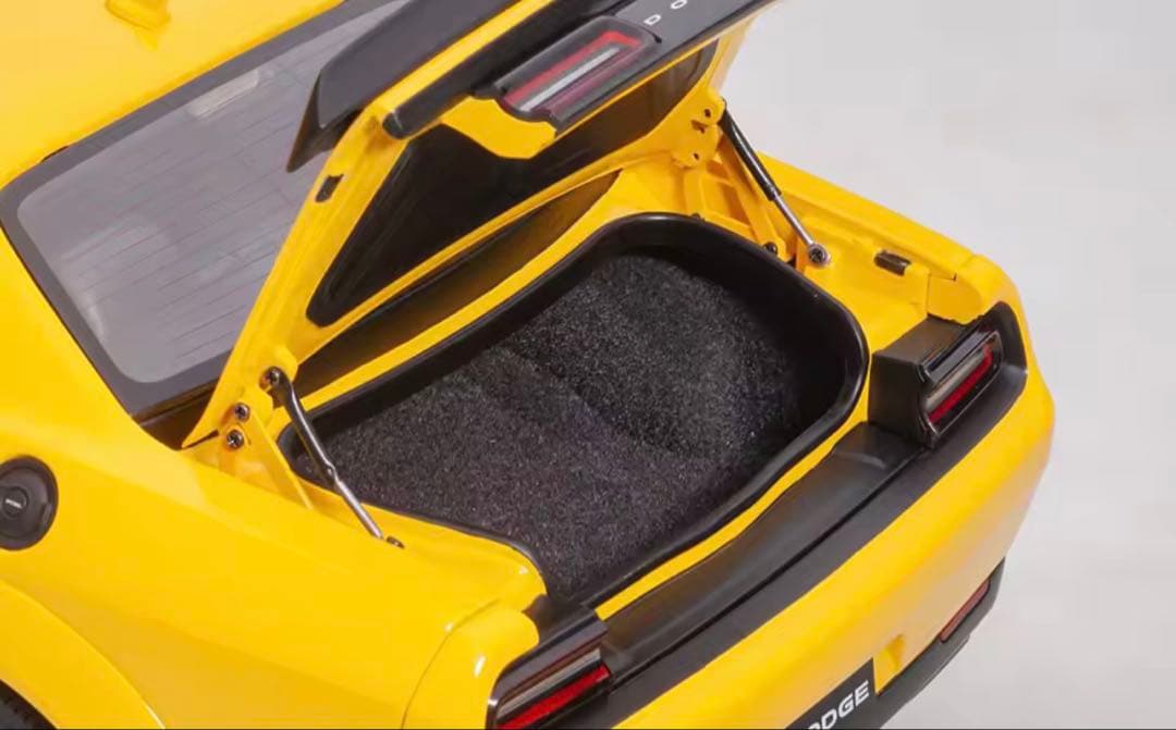 自動車 Dodge Challenger 1:18 diecast model car