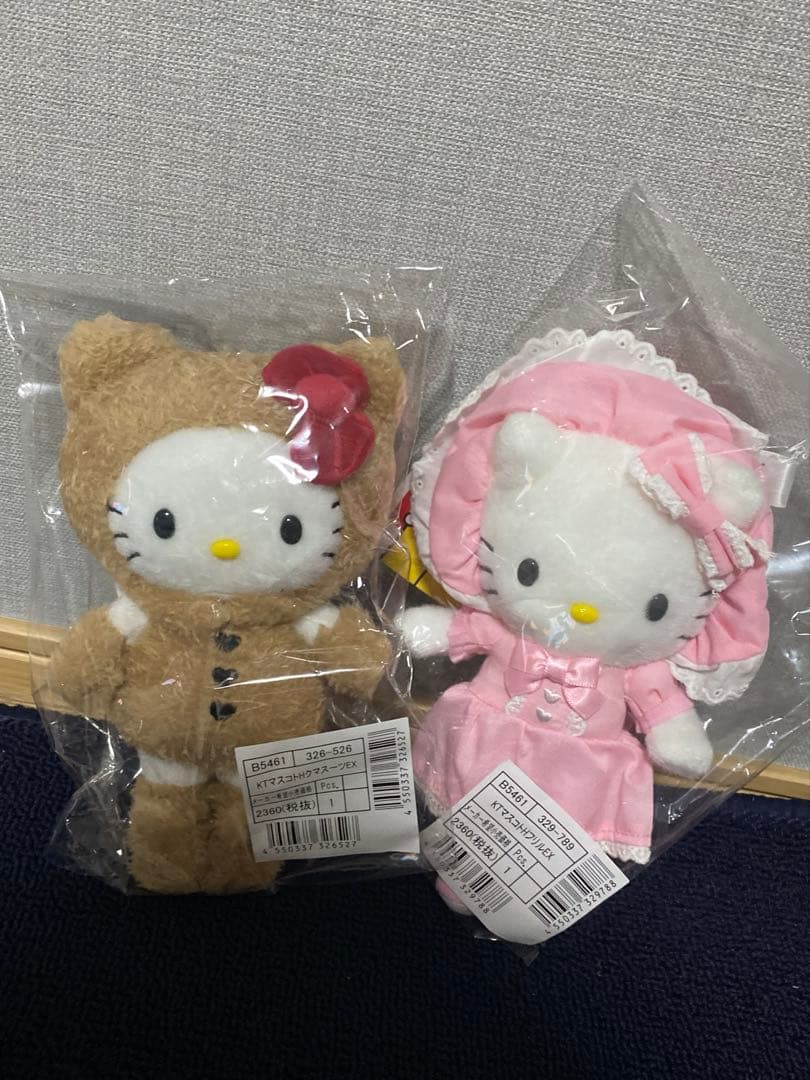 サンリオ　ハローキティ　マスコットホルダー　くまスーツ　フリル