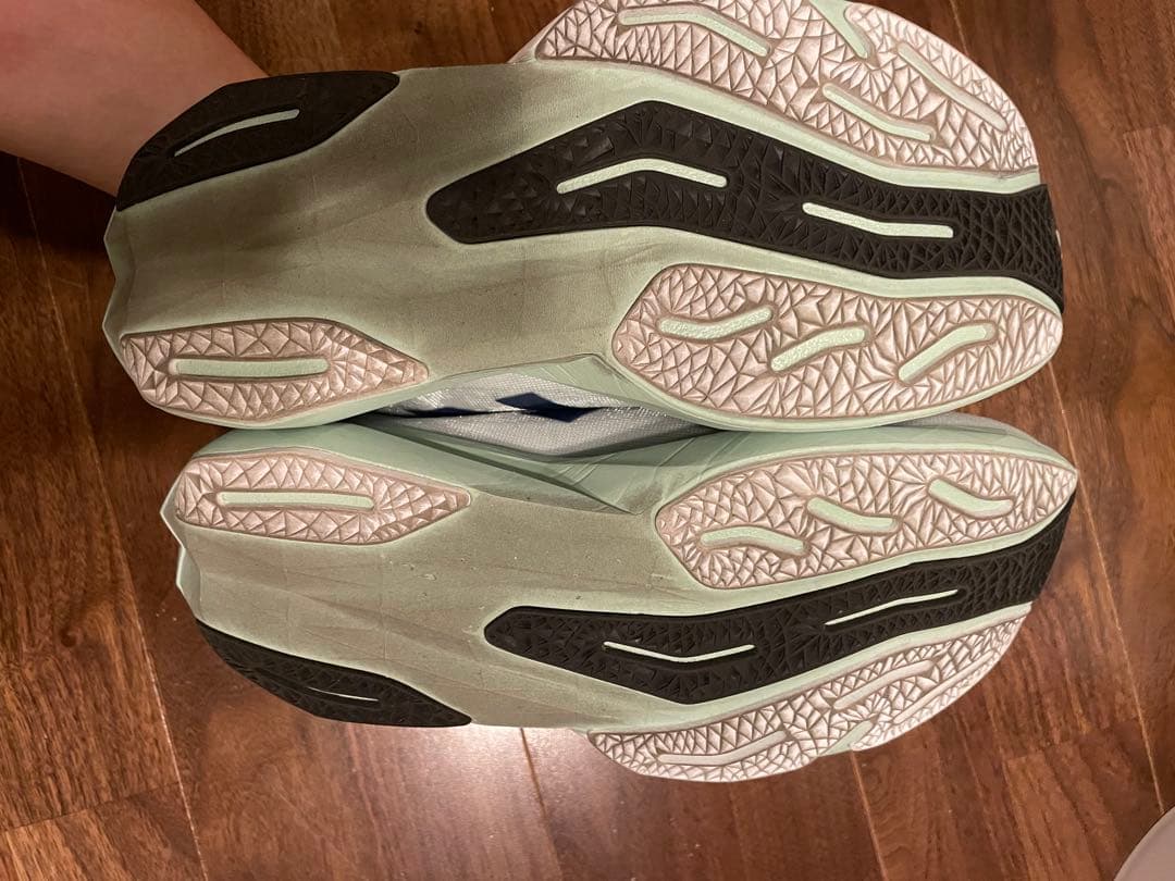 ニューバランス ヒューエルセル　レベル　v4　26.5 （1回3キロ使用のみ）