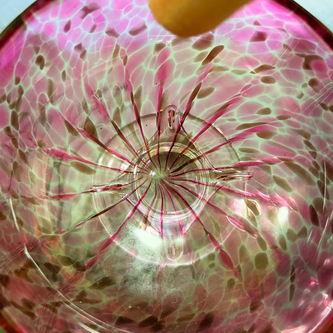 骨董　時代ガラス　希少　金赤色吹雪変わり紋　手裏剣脚付　氷コップ１客 ウラン