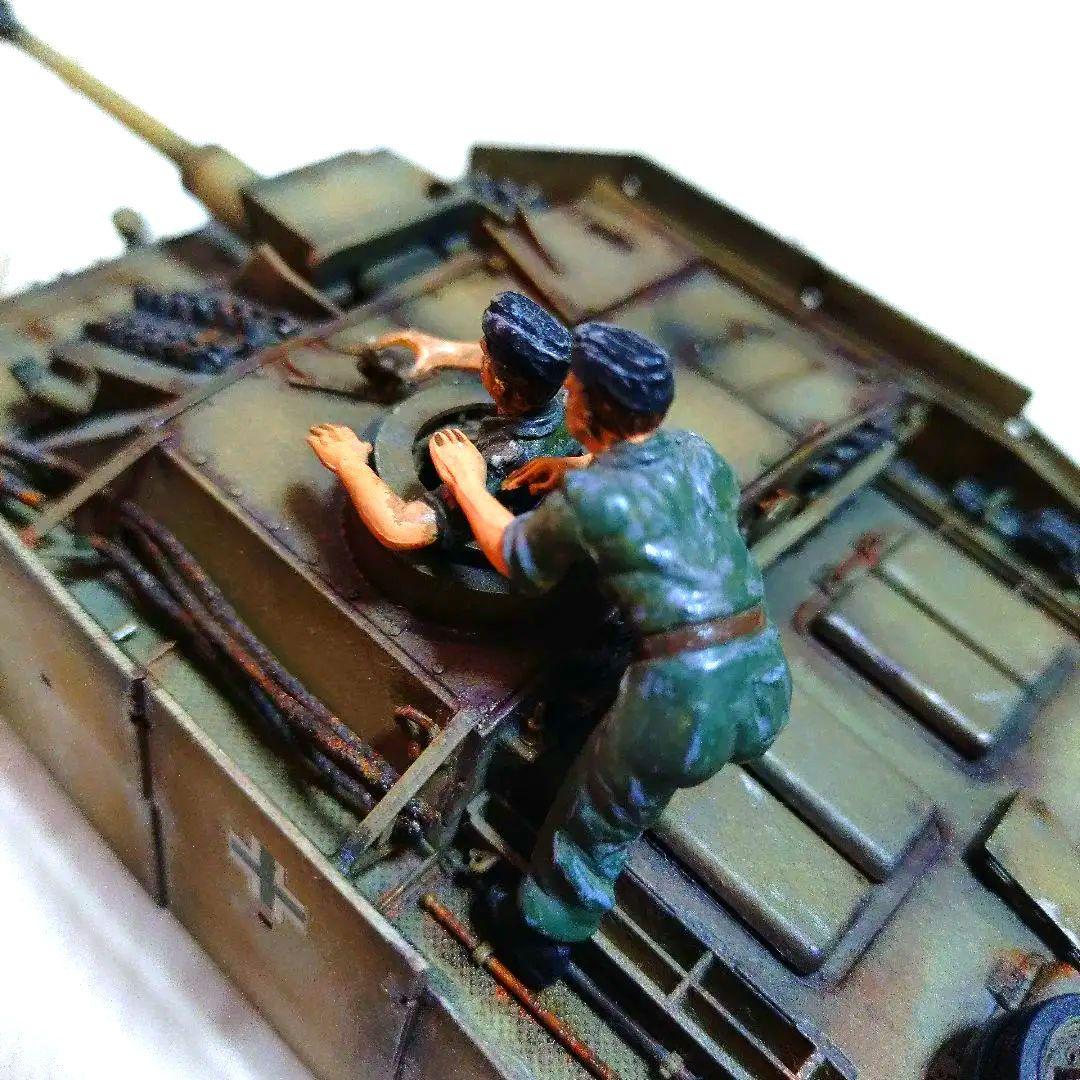 〚塗装済み完成品〛タミヤ　1/35 　ドイツ三号突撃砲 （戦車兵2名付き）