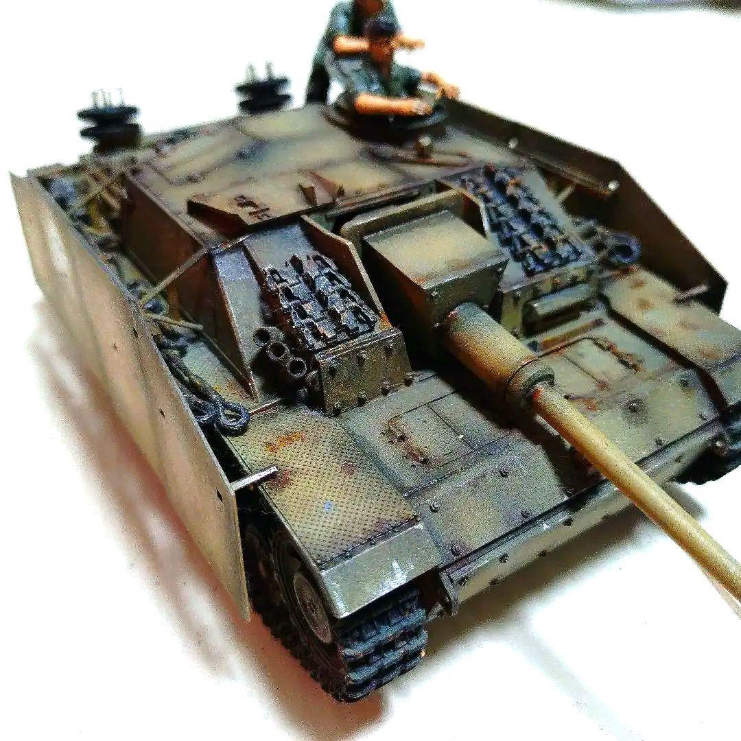 〚塗装済み完成品〛タミヤ　1/35 　ドイツ三号突撃砲 （戦車兵2名付き）