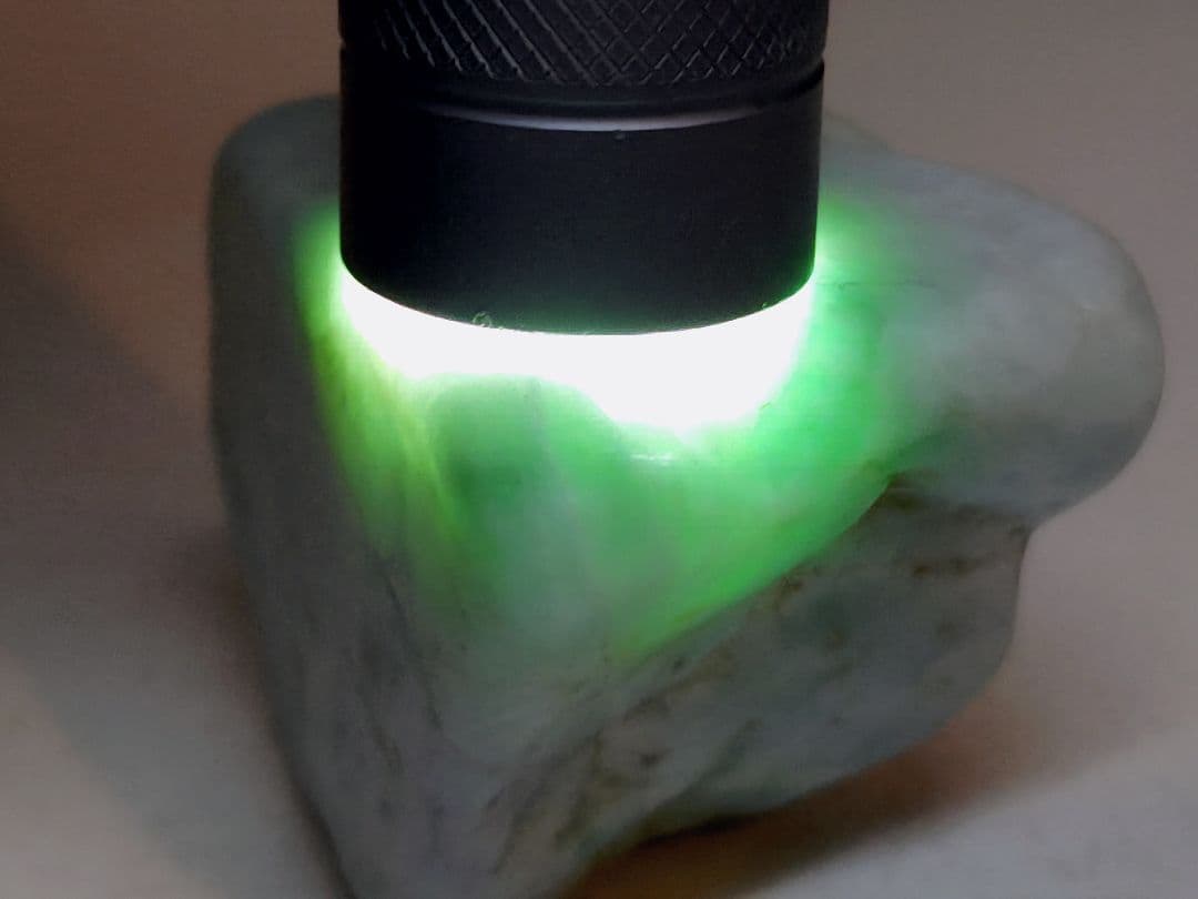 白緑 136g 翡翠 ヒスイ 原石 鑑賞石 自然石 誕生石 鉱物 鉱石 水石