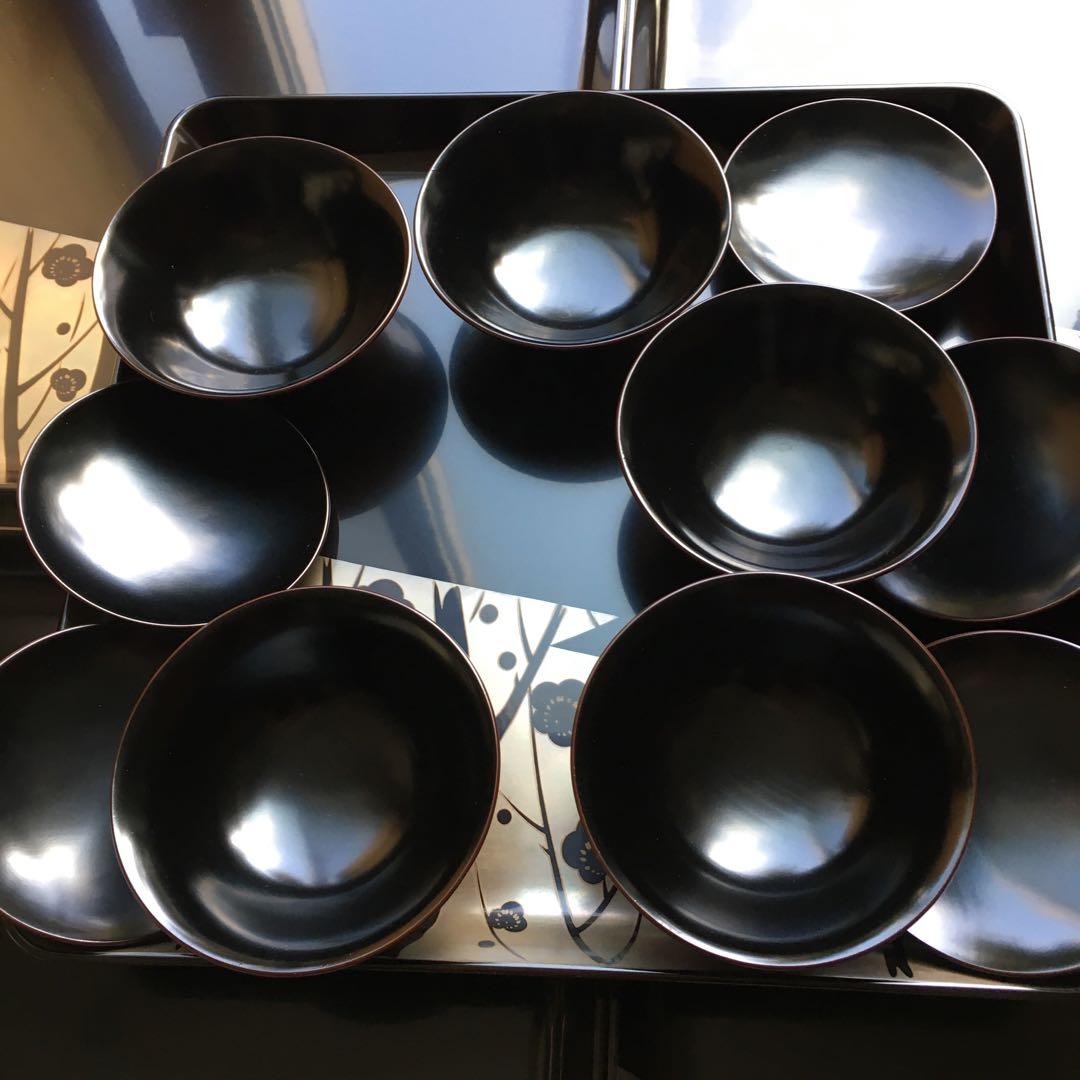 輪島塗本堅地漆器　梅蒔絵の四方脚付膳　　同梅蒔絵　栗色蓋付碗　各五客セット