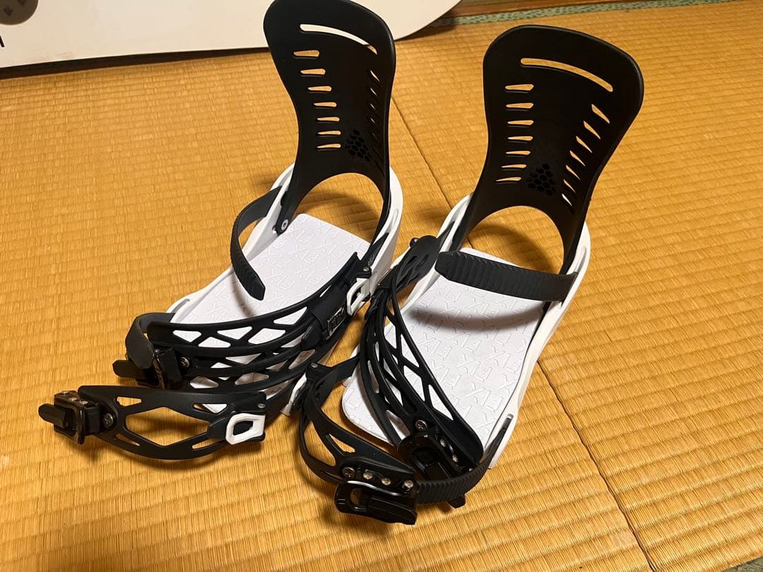 FIXスノーボード バインディング ブラック×ホワイト / ストラップ式 美品