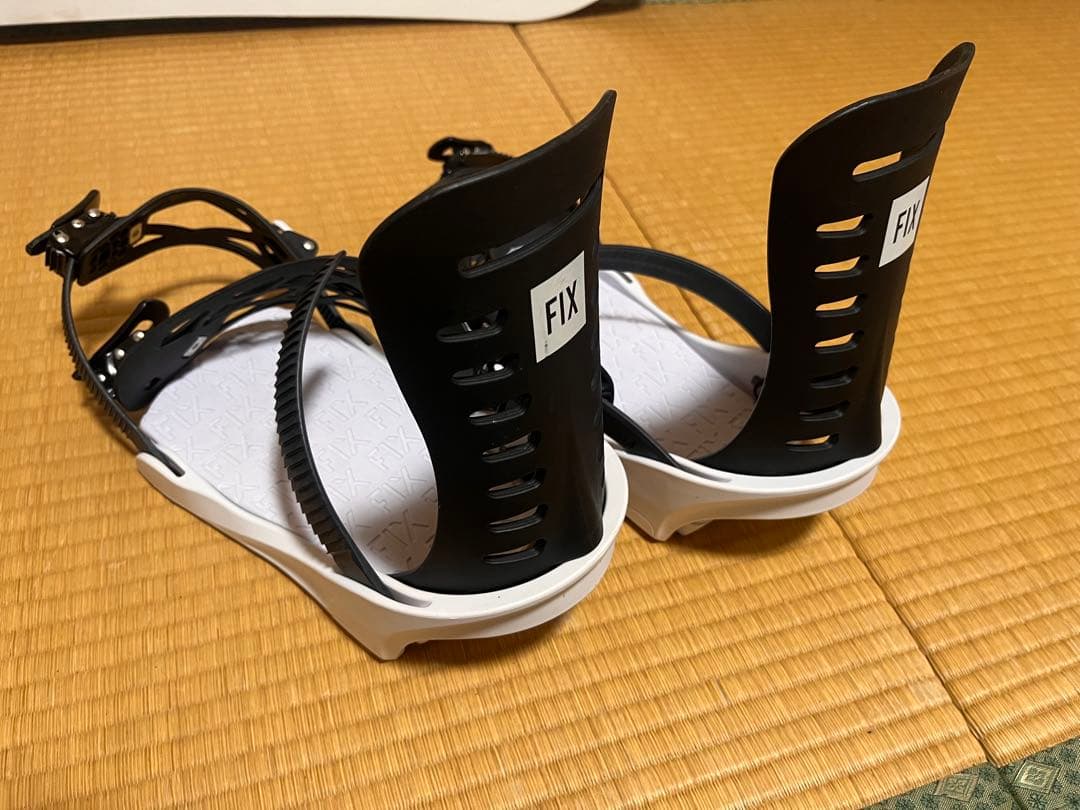 FIXスノーボード バインディング ブラック×ホワイト / ストラップ式 美品