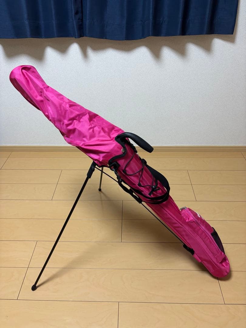 ピンク スタンド式ゴルフバッグ アイアン、パター、ゴルフボール付き