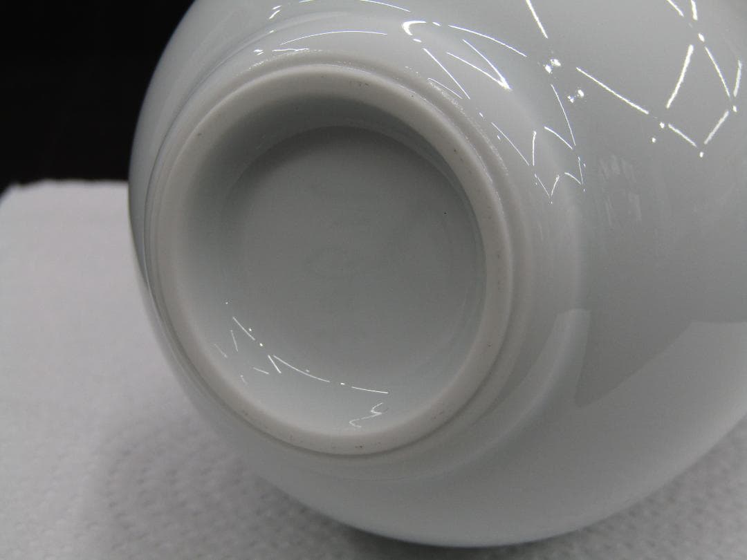 【未使用品】有田焼 人間国宝 井上萬二 作 白磁彫紋一輪差 花柄