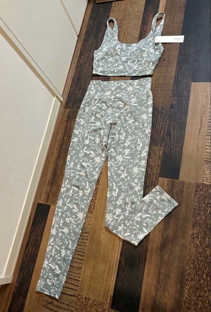 極美　emmi yoga エミヨガ　ヨガウェア　スモークグリーン　M