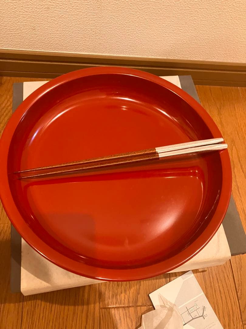 【未使用　箱付】山田平安堂　赤い漆器の平皿と箸