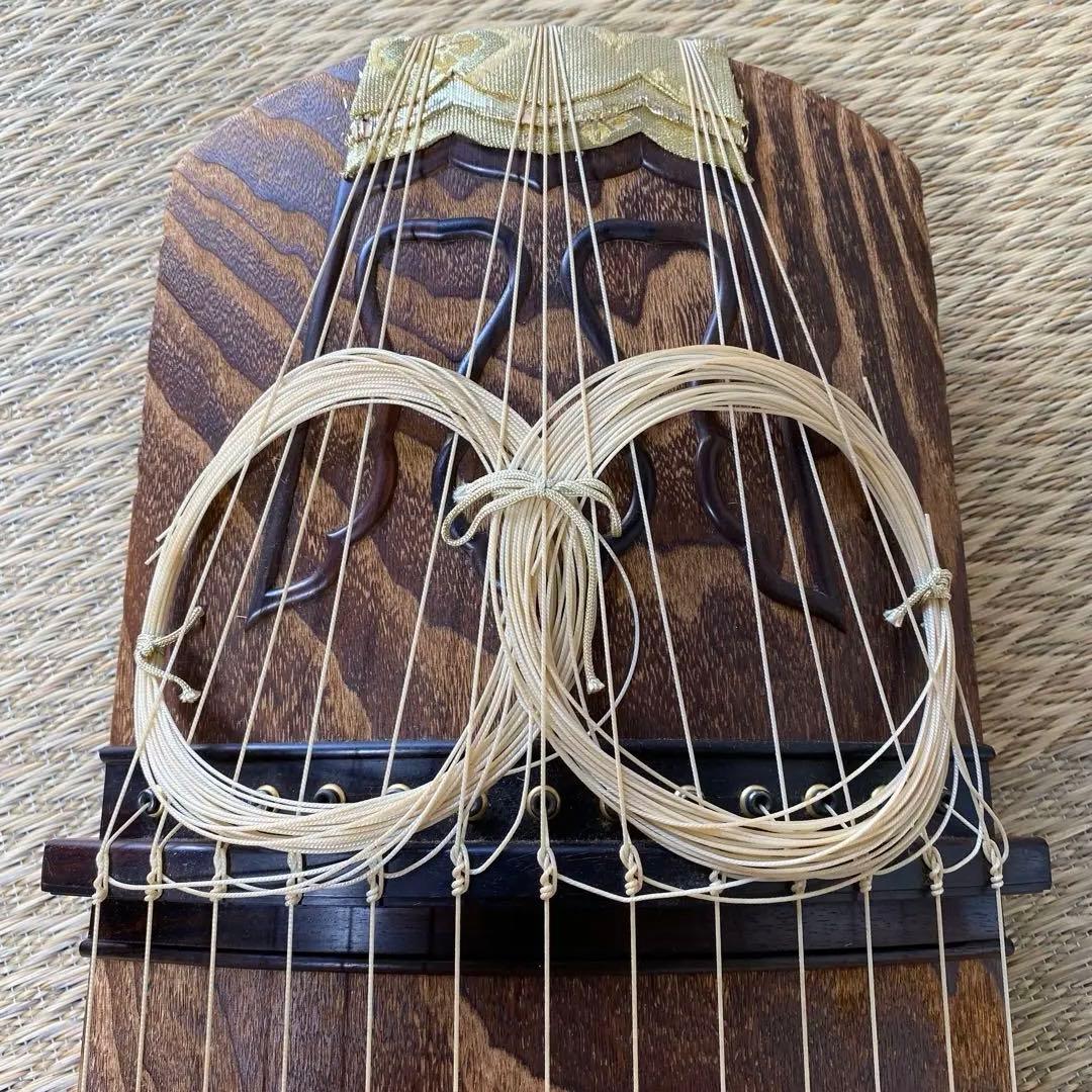お琴　和楽器　くり甲　綾杉彫　【直接引き取り可能】 【送料込み条件有り】専用台付