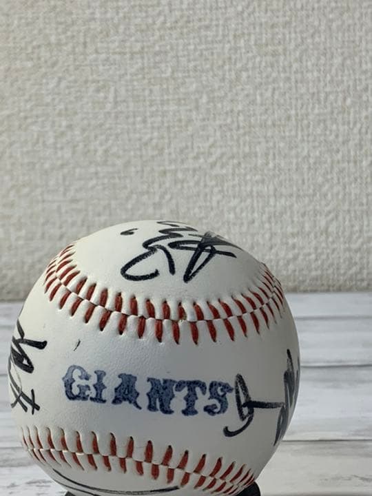 往年の読売巨人軍スター選手の直筆サインボールと色紙です