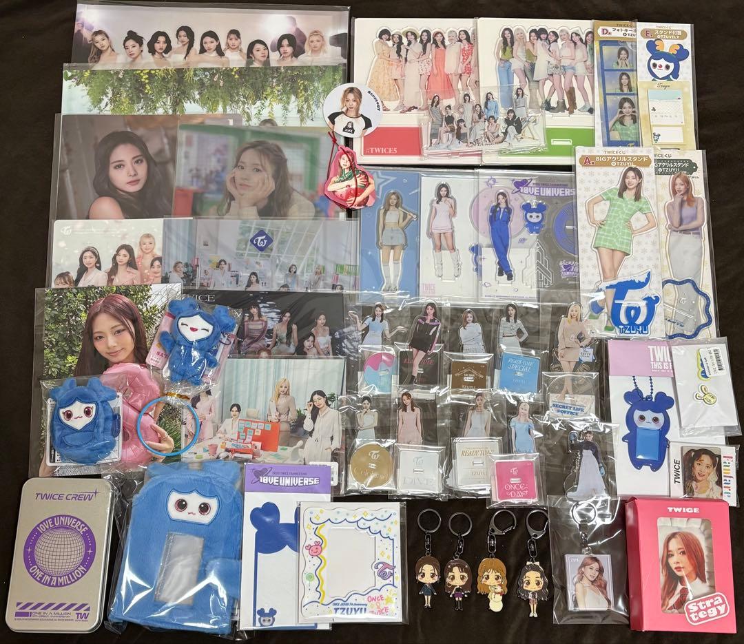 【セール中】　Twice トレカ　ツウィ　universe アクリルスタンド