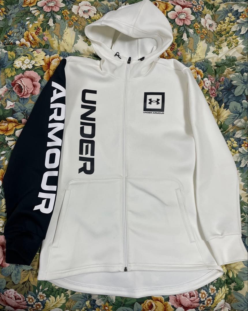 UNDER ARMOUR「ハイブリッド フード パーカー」＋「ジョガーパンツ」