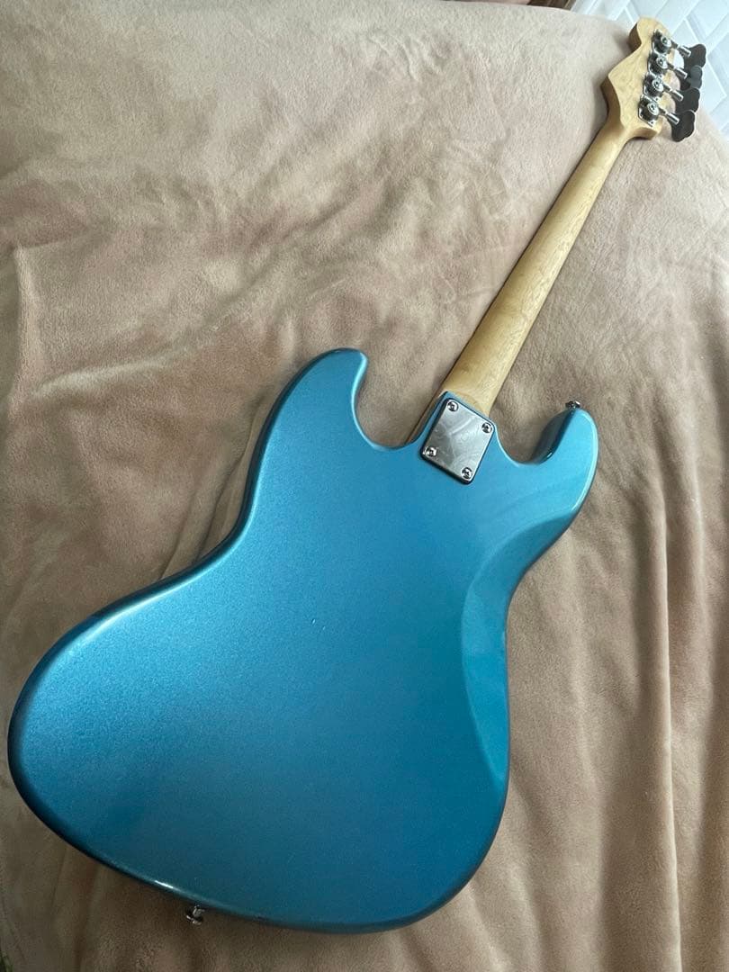 エレクトリックベース　プレイテック　ジャズベースタイプ　新品弦に交換済み。