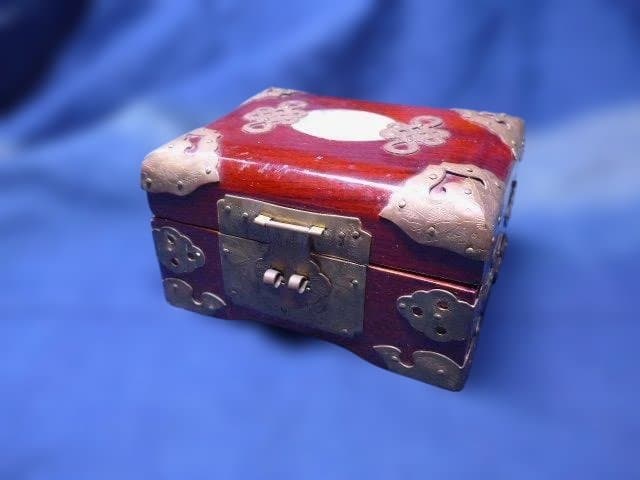 中国上海の伝統工芸　ジュエリーボックス　木製　ヴィンテージ　です