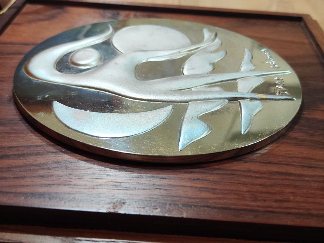 岡本太郎作純銀製飾り額『世界の中の人間』第三回作品【人間と海】純銀205gm