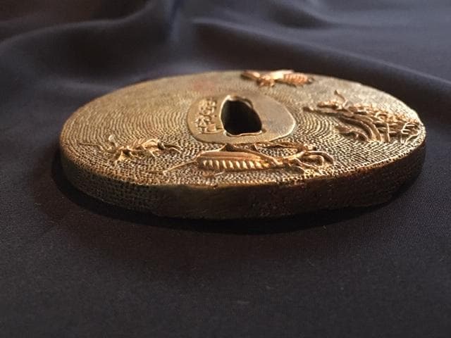 幕末名工「菊岡光保」秋草花虫図象嵌 銅魚子地 鍔　鐔