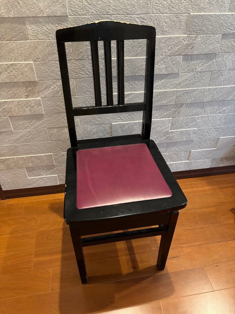 黒い木製椅子 紫座面