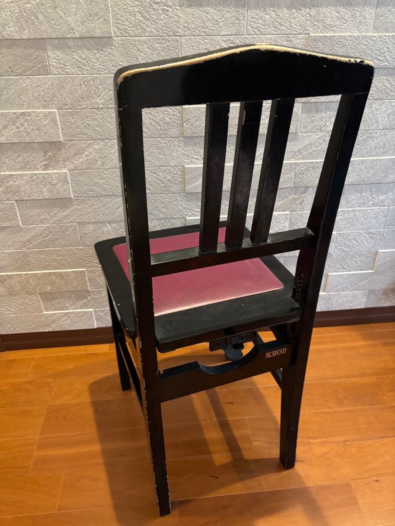 黒い木製椅子 紫座面